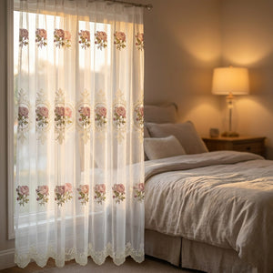 Voilage brodé de pivoines dans une chambre romantique à la lumière dorée
