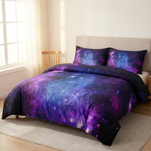 Parure de lit galaxie sur un lit dans une chambre lumineuse au mur épuré
