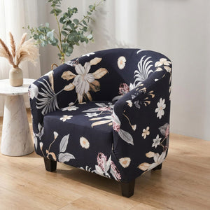 Housse de fauteuil cabriolet motif floral marine vue de trois quarts dans un salon moderne