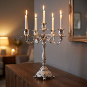 Chandelier baroque argenté 5 bras en intérieur romantique soir