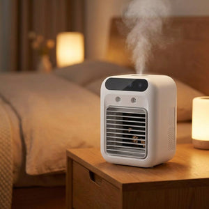 Ventilateur climatiseur blanc sur une table de chevet dans une chambre chaleureuse le soir