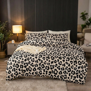Parure de lit léopard beige sur un lit dans une chambre moderne avec lampe de chevet allumée