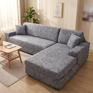 Housse de canapé d'angle motif graphique gris dans un salon avec table basse en bois