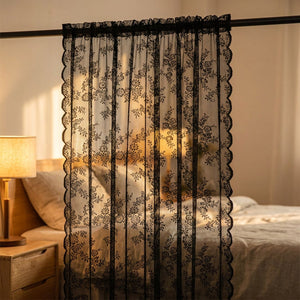 Rideau en dentelle noire à motif floral dans une chambre à la lumière dorée