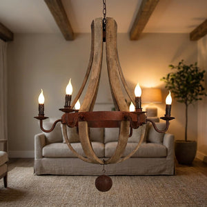 Lustre vintage en bois suspendu dans un salon chaleureux avec canapé en lin
