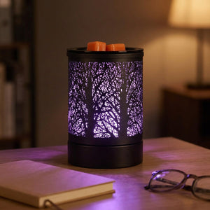 Brûle-parfum électrique noir sur un bureau avec lumière violette et lampe allumée
