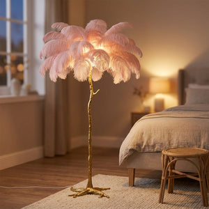 Lampadaire plume d'autruche rose allumé dans une chambre cocooning
