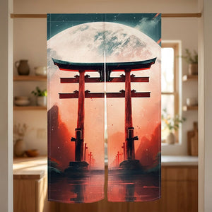 Rideau de porte noren torii tendu dans l'ouverture d'une cuisine lumineuse
