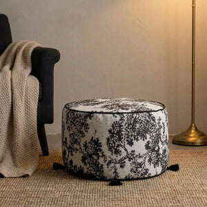 Pouf rond toile de Jouy dans un coin lecture cosy avec lampadaire