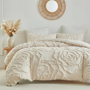 Parure de lit florale beige dans une chambre lumineuse avec miroir rond en rotin