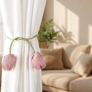 Embrasse de rideau tulipe rose retenant un voilage dans un salon lumineux
