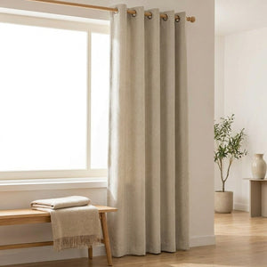 Rideau chenille beige à chevrons dans un salon scandinave lumineux