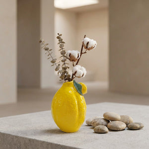 Vase citron céramique jaune devant fenêtre lumineuse intérieur scandinave