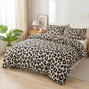Parure de lit léopard beige sur un lit dans une chambre scandinave lumineuse