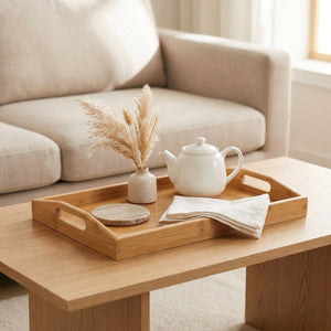 Plateau en bambou sur table basse salon scandinave avec théière et herbes de pampa