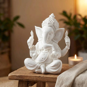 Statue Ganesh blanche dans un coin zen avec une bougie allumée