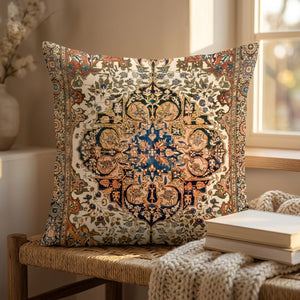 Housse de coussin motif tapis berbère ivoire posée sur un banc en osier
