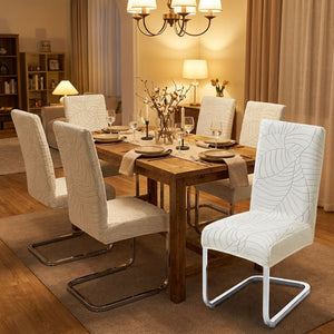 Housses de chaise assorties autour d'une table de salle à manger dressée