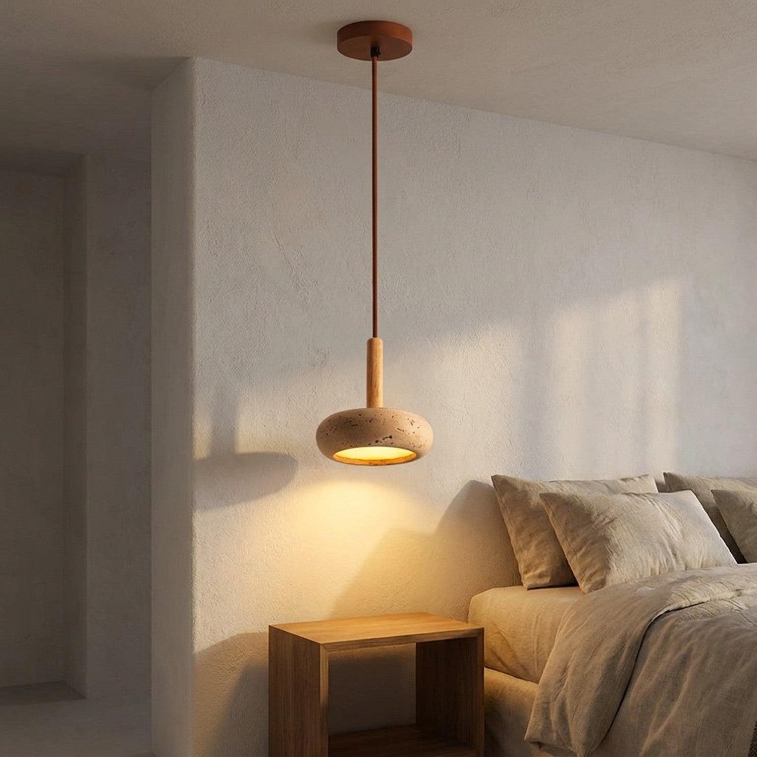 Suspension travertin Wabi Sabi dans une chambre cosy avec lumière ambrée