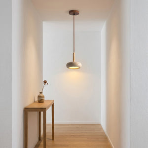 Suspension travertin dans un couloir minimaliste avec console en bois