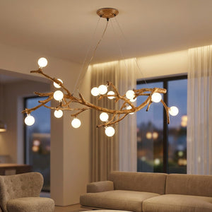 Lustre branches d'arbre suspendu et allume dans un salon cocooning en soiree