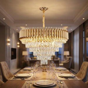Lustre en cristal doré éclairant une table de salle à manger dressée