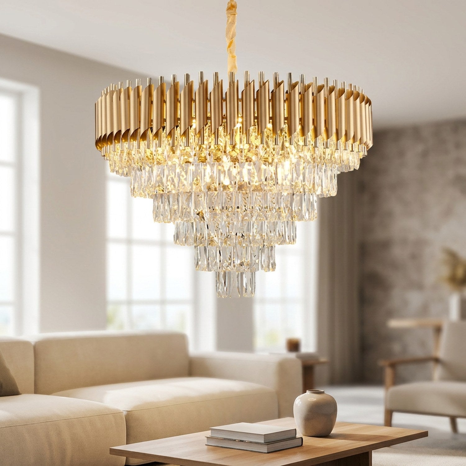 Lustre en cristal doré allumé au-dessus d'un canapé dans un salon clair
