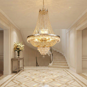 Lustre cristal LED dans un hall d'entrée de villa avec escalier