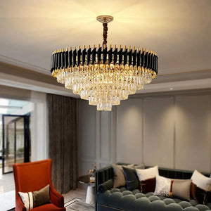 Lustre en cristal noir et doré à pampilles dans un salon élégant