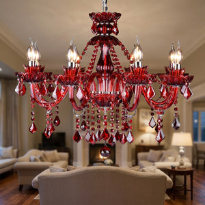 Lustre en cristal rouge à huit branches allumé dans un salon élégant