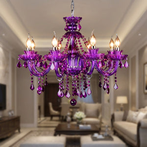 Lustre en cristal violet à huit branches allumé dans un salon élégant