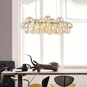 Détail structure chrome poli lustre grappe verre boules suspendues