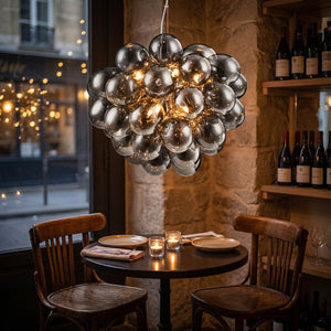 Suspension boules en verre dans un bistro intime ambiance chaleureuse