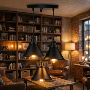 Lustre 3 pendants industriels noir ambiance salon loft avec bibliothèque et mobilier bois lumière chaude