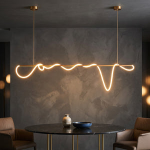 Lustre LED design barre linéaire dorée au-dessus d'une table ronde en marbre noir