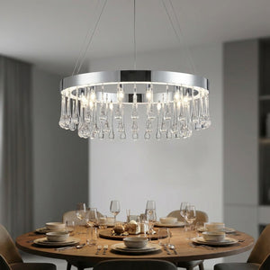 Lustre cristal rond finition argentée chromée suspendu dans une salle à manger moderne
