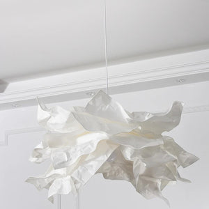 Détail du lustre nuage papier blanc vu de bas révélant les couches de papier texturé