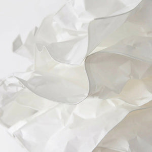 Gros plan sur la texture du papier froissé du lustre nuage blanc