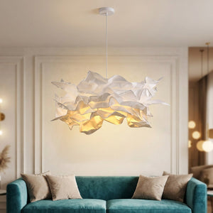 Lustre nuage papier DIY blanc allumé dans un salon élégant au-dessus d'un canapé bleu canard