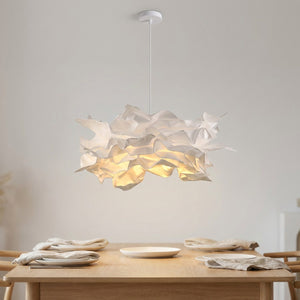 Lustre nuage en papier DIY blanc allumé suspendu au plafond d'une salle à manger scandinave