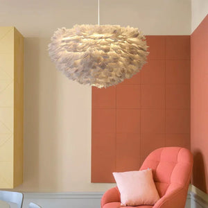 Lustre en plumes grises suspendu dans un salon aux tons terracotta
