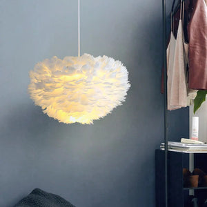 Lustre en plumes blanches suspendu dans une entrée cosy