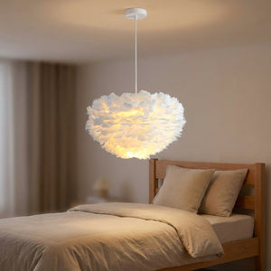 Lustre en plumes blanches suspendu au-dessus d'un lit d'enfant le soir