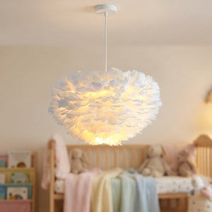 Lustre suspendu en plumes blanches diffusant une lumière chaude dans une chambre d'enfant cocooning