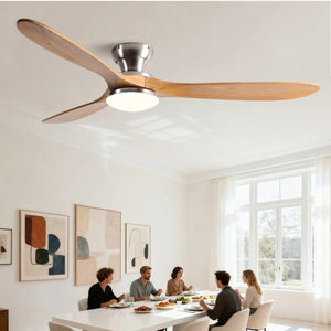 Lustre ventilateur de plafond finition sable installé au-dessus d'une table à manger