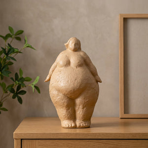 Statue de femme ronde beige debout sur une console en bois