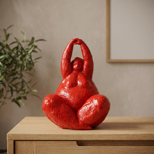 Statue de femme ronde abstraite rouge laqué assise en méditation sur une console