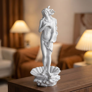 Statue de Vénus en résine blanche modèle Grande Vénus sur une console en bois