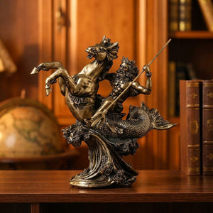 Statue de Poséidon en résine finition bronze antique posée sur une console en bois dans un salon