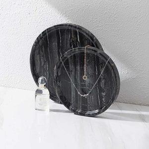 Plateaux ronds en marbre noir — comparaison tailles 15 cm et 20 cm